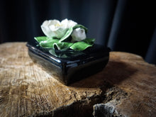 Last inn bildet i Galleri-visningsprogrammet, White Gardenia Keepsake Semi-Porcelain Box in Black, Yona Ceramics of California, 1950s Modernist vintage pottery, decorative storage
