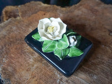 Cargar imagen en el visor de la galería, White Gardenia Keepsake Semi-Porcelain Box in Black, Yona Ceramics of California, 1950s Modernist vintage pottery, decorative storage
