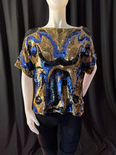 Lade das Bild in den Galerie-Viewer, Oleg Cassini top on mannequin, front view. The length is 21 inches. The width is 21 inches. Sleeve opening is 14 inches round and extends 12 inches from neckline.
