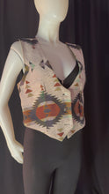 Laden und Abspielen von Videos im Galerie-Viewer, Roughrider by Circle T | Geometric Sunset Tapestry Vest
