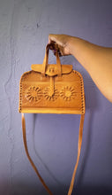 Last inn og spill av video i Gallerivisningen, Bohemian Sunflowers Handcrafted Leather Handbag with Shoulder Strap, in Honey Brown
