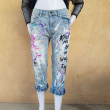Charger l&#39;image dans la galerie, Cropped splatter jeans
