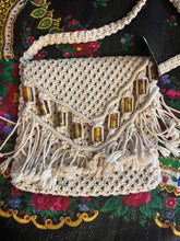 Cargar imagen en el visor de la galería, 1970s handmade macrame shoulder bag with Amber beads. Vintage. 9 x 11 inches. Color Natural white
